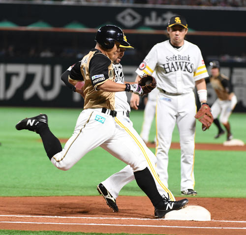 ソフトバンク対日本ハム　8回表日本ハム1死一、二塁、代打田中賢は一塁ゴロを放ち駆け込むも、リプレー検証の結果アウトになる（撮影・今浪浩三）