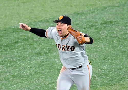 DeNA対巨人　5年ぶりのリーグ優勝を飾り喜ぶ巨人丸（撮影・たえ見朱実）
