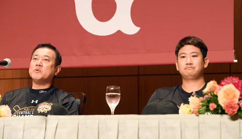 「何も出来なかった」と会見で答えた巨人菅野に「弱音を絶対吐かない」とねぎらいの言葉を原監督から掛けられた（撮影・たえ見朱実）