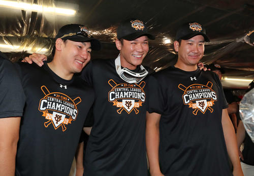 ビールかけを前に記念撮影する、左から丸、坂本勇、菅野（撮影・垰建太）