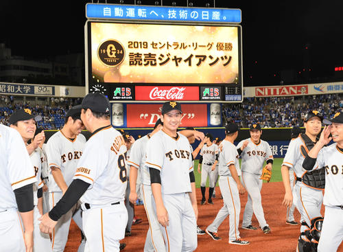 DeNA対巨人　優勝を決め、笑顔の巨人菅野（撮影・鈴木みどり）