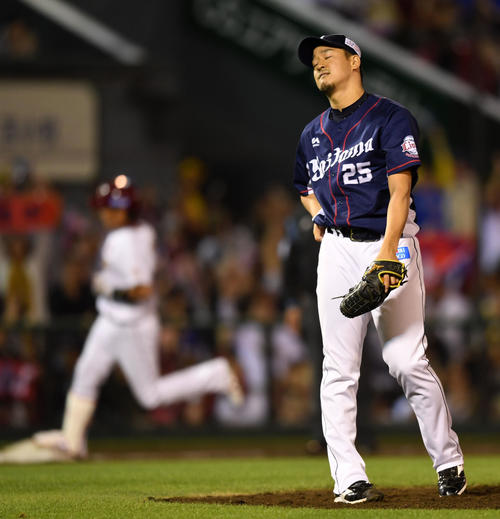 楽天対西武　8回裏楽天無死、藤田に右越え本塁打を浴び肩を落とす平井（撮影・横山健太）