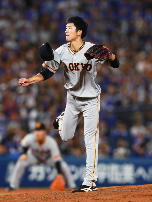 DeNA対巨人　帽子を飛ばしながら力投する巨人先発の戸郷（撮影・足立雅史）