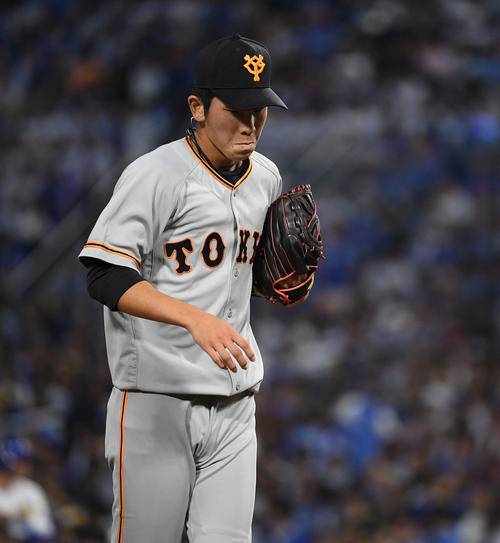 DeNA対巨人　3回裏に先制を許し、唇を噛みながらベンチへ戻る巨人戸郷（撮影・鈴木みどり）