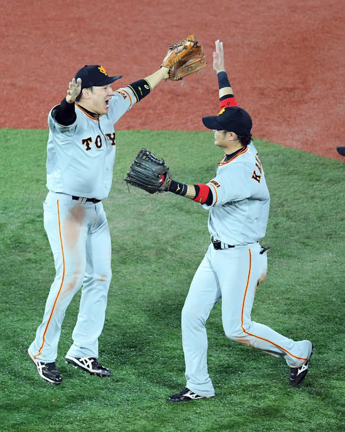 DeNA対巨人　リーグ優勝を飾り喜ぶ巨人丸佳浩と亀井（撮影・たえ見朱実）