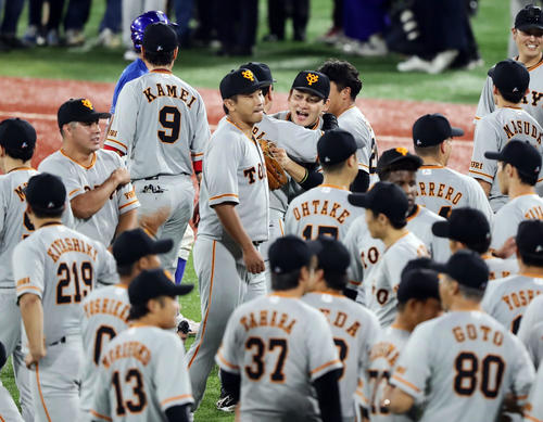 DeNA対巨人　5年ぶりの優勝を決め、チームメートと抱き合う丸佳浩（撮影・浅見桂子）