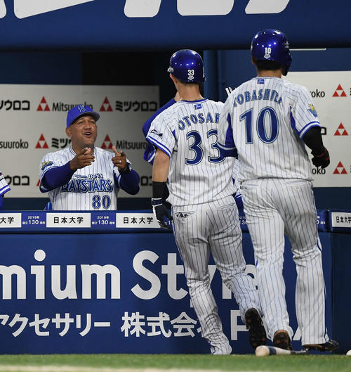 DeNA対巨人　3回裏DeNA2死二塁、先制の右越え2点本塁打を放った乙坂（中央）を笑顔で迎えるラミレス監督（左）（撮影・鈴木みどり）
