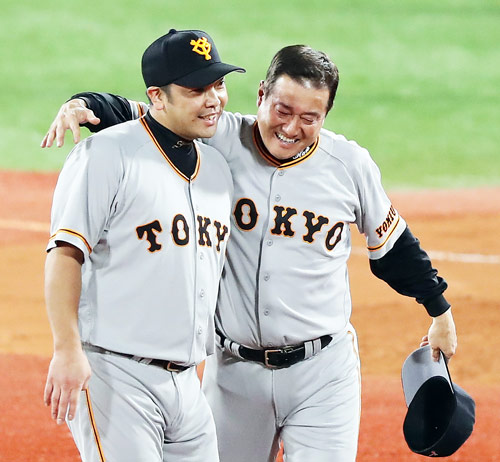 ＤｅＮＡ対巨人　５年ぶりの優勝を決め、原監督と阿部慎之助は抱き合って喜ぶ（撮影・浅見桂子）