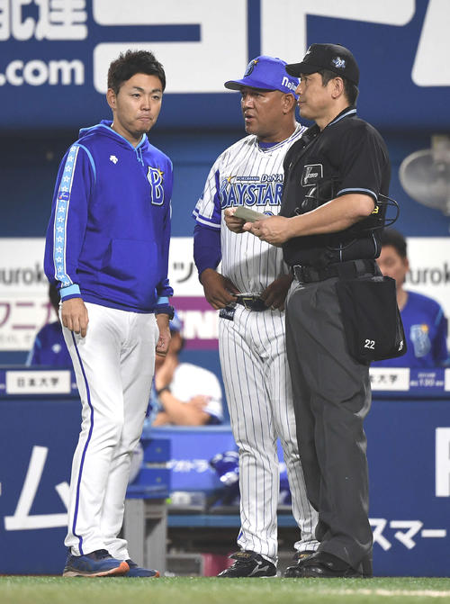 DeNA対巨人　7回表途中で先発上茶谷の降板を告げるDeNAラミレス監督（中央）（撮影・鈴木みどり）