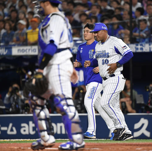 DeNA対巨人　7回表巨人1死一、三塁、代打ゲレーロの時、マウンドに向かうラミレス監督（右）（撮影・鈴木みどり）
