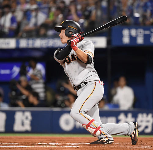 DeNA対巨人　10回表巨人2死一、三塁、勝ち越しの中前適時打を放つ増田大（撮影・鈴木みどり）