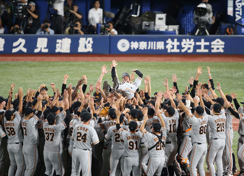DeNA対巨人　セ・リーグ優勝を決め、胴上げされる巨人原監督（撮影・河野匠）