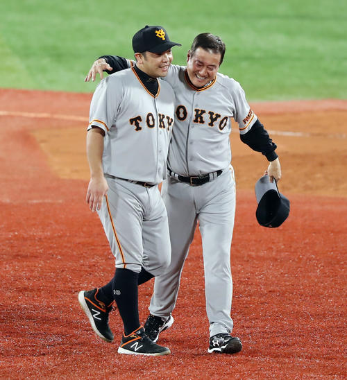 DeNA対巨人　5年ぶりの優勝を決め、原監督と阿部慎之助は抱き合って喜ぶ（撮影・浅見桂子）