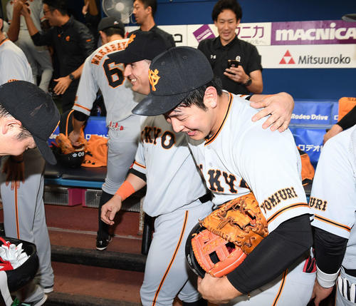 DeNA対巨人　優勝を決め笑顔の巨人岡本（右）とゲレーロ（撮影・鈴木みどり）