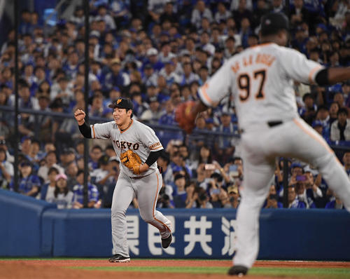 DeNA対巨人　優勝を決め、ガッツポーズする巨人岡本（撮影・鈴木みどり）