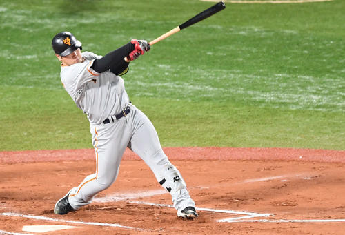 DeNA対巨人　7回表巨人無死、岡本は右中間へ二塁打を放つ（撮影・山崎安昭）