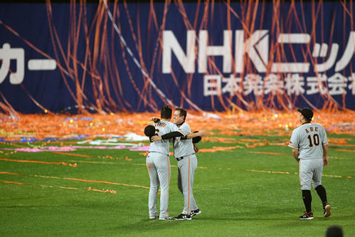 DeNA対巨人　優勝を決め巨人原監督（中右）は坂本勇と抱き合う。右は阿部（撮影・滝沢徹郎）