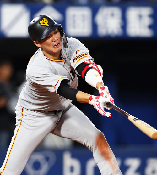 DeNA対巨人　4回表巨人無死、左前打を放つ坂本勇（撮影・足立雅史）