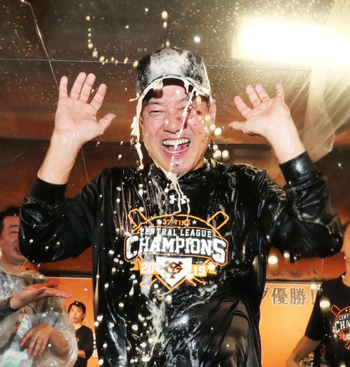 祝勝会でビールをかけられる巨人原監督（撮影・垰建太）
