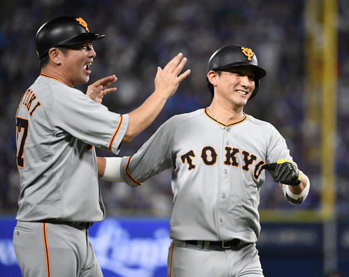 DeNA対巨人　9回表に右前適時打を放った巨人小林（右）は元木コーチ（左）と笑顔でハイタッチ（撮影・鈴木みどり）