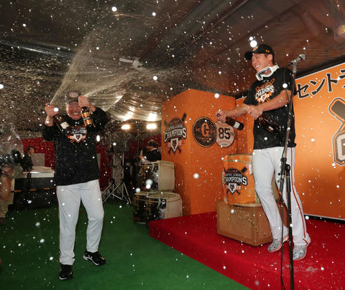 ビールをかけあう巨人原監督（左）と坂本勇（撮影・垰建太）