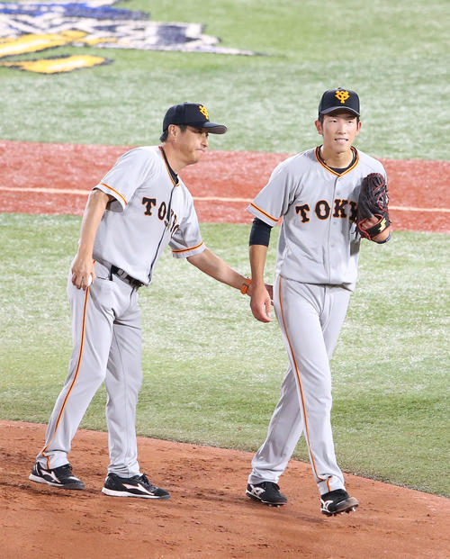 DeNA対巨人　5回裏DeNA2死一、二塁、降板となった戸郷（右）は宮本コーチにねぎらわれる（撮影・河野匠）