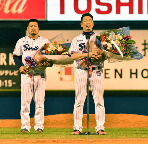 試合後、引退のあいさつをする館山（右）と畠山（撮影・柴田隆二）
