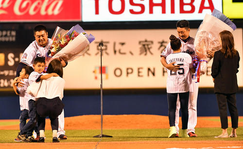 試合後、引退セレモニーで家族と抱き合う畠山（左）と館山（撮影・柴田隆二）