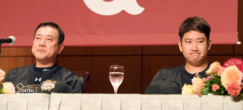 「何も出来なかった」と会見で答えた巨人菅野（右）に「弱音を絶対吐かない」とねぎらいの言葉を掛けた原辰徳監督（撮影・たえ見朱実）