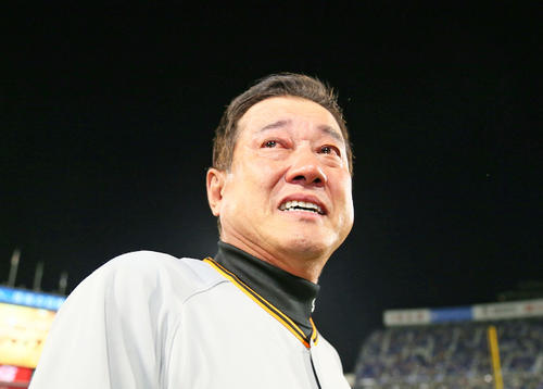 リーグ優勝を決め涙ぐむ巨人原監督（撮影・足立雅史）