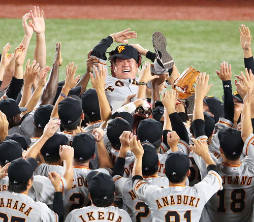 セ・リーグ優勝を決め、胴上げされる巨人原監督（撮影・河野匠）