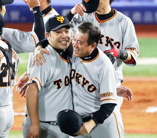 5年ぶりの優勝を決め、原監督と阿部慎之助は抱き合って喜ぶ（撮影・浅見桂子）