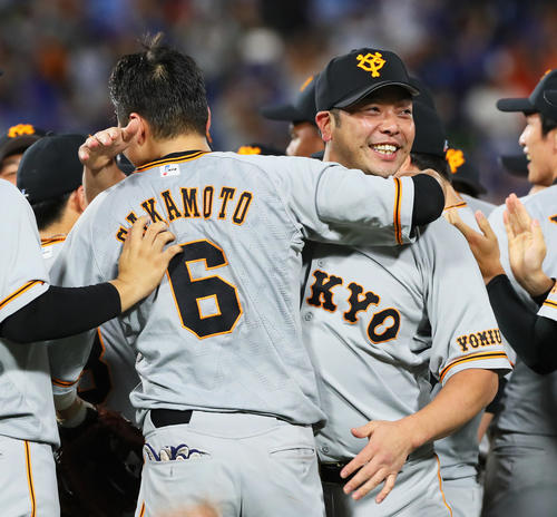 DeNA対巨人　リーグ優勝を決め抱き合い喜ぶ巨人の阿部（右）と坂本勇（撮影・足立雅史）