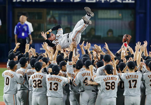 DeNA対巨人　5年ぶりの優勝を決め、胴上げされる原辰徳監督（撮影・浅見桂子）