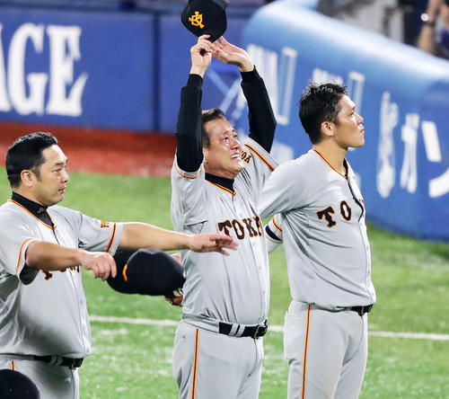 5年ぶりの優勝を決め、スタンドにバンザイする、奥から坂本勇、原監督、阿部（撮影・浅見桂子）