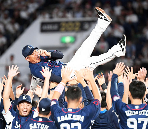 ロッテ対西武　リーグ連覇を飾り胴上げされる西武辻監督（撮影・たえ見朱実）