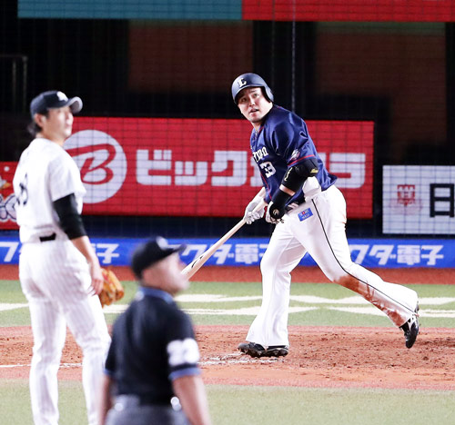 ロッテ対西武　３回表西武無死一塁、山川は2点本塁打を放つ。投手涌井（撮影・浅見桂子）