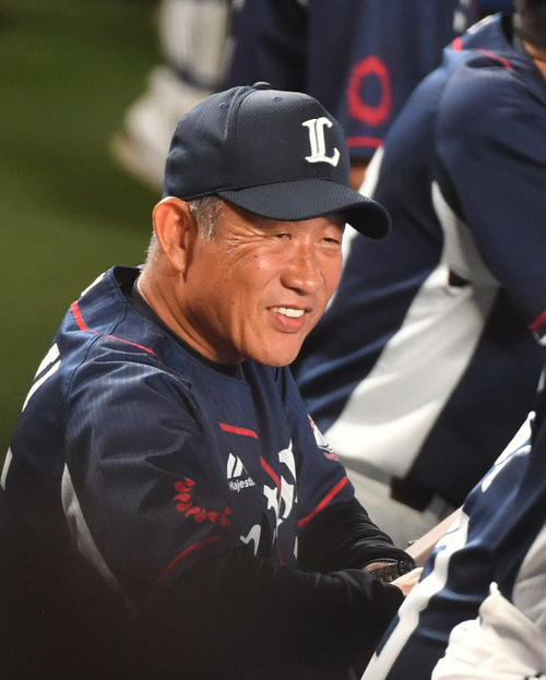 ロッテ対西武　大量点に笑顔の西武辻監督（撮影・柴田隆二）