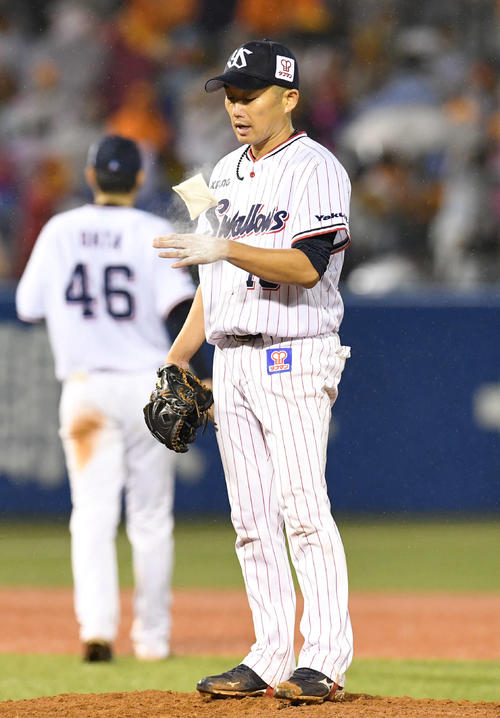 ヤクルト対巨人　気分転換で大量にロジンをつける石川（撮影・山崎安昭）