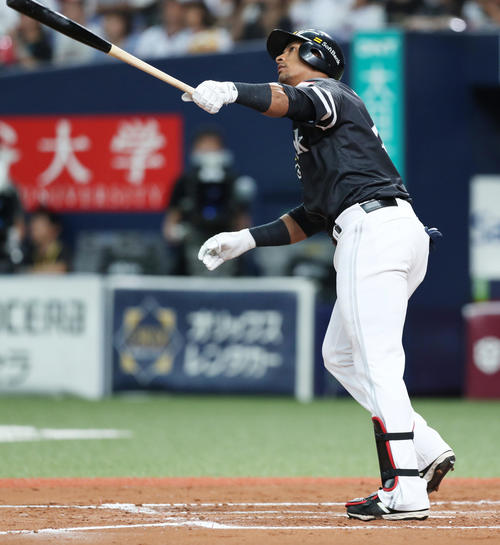 オリックス対ソフトバンク　7回表ソフトバンク2死二塁、左越え2点本塁打を放つグラシアル（撮影・前田充）