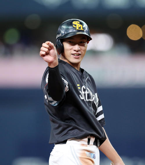 オリックス対ソフトバンク　6回表ソフトバンク無死一塁、右中間へ適時三塁打を放ち、笑顔を見せる柳田（撮影・前田充）