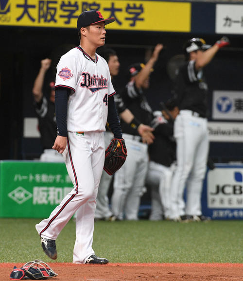 オリックス対ソフトバンク　6回表ソフトバンク無死一塁、柳田の勝ち越し適時三塁打にがっくりの山本（撮影・渦原淳）