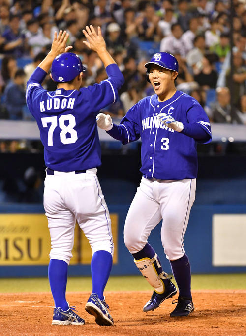 ヤクルト対中日　3回表中日2死一、二塁、高橋（右）は右越え3点本塁打を放ち生還する（撮影・柴田隆二）
