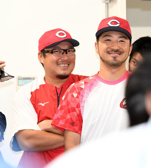 広島赤松真人の引退会見を笑顔で見守る松山竜平（左）と菊池涼介（撮影・前岡正明）