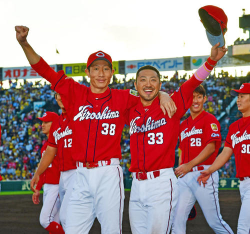 17年9月18日、阪神対広島　2年連続リーグ優勝を決め手を振る赤松（左）と菊池