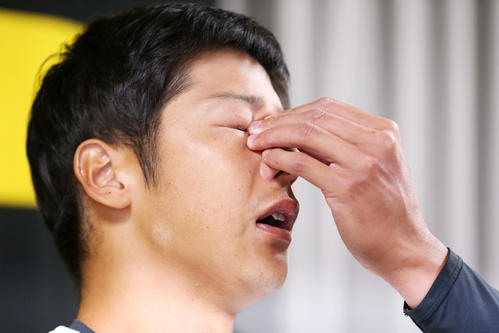 引退会見を終え記者団の質問で感極まり涙する横田慎太郎（撮影・上山淳一）