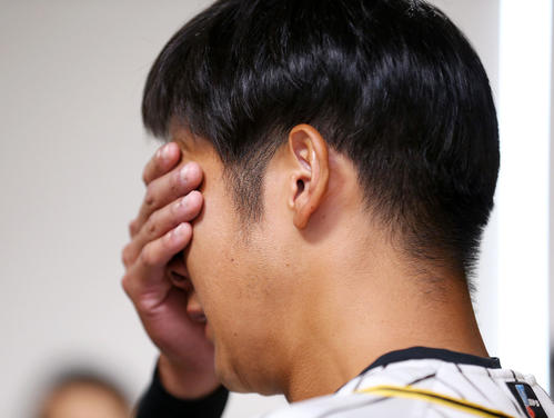 引退会見を終え記者団の質問で感極まり涙する阪神横田慎太郎（撮影・上山淳一）