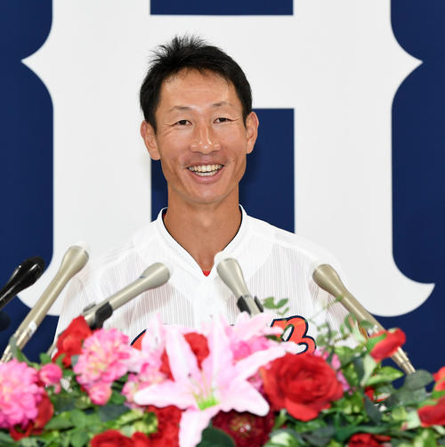 笑顔で引退会見を行う広島赤松真人（撮影・前岡正明）