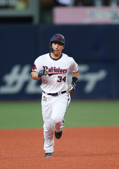 オリックス対ソフトバンク　1回裏オリックス1死一塁、同点となる左越え2点本塁打を放った吉田正（撮影・前田充）