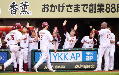 楽天対西武　5回裏楽天1死一塁、左越え2点本塁打を放った浅村を笑顔で迎える楽天ナイン（撮影・横山健太）